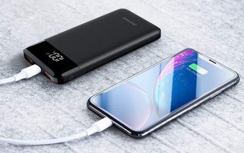 PowerBank, capiente, veloce, con display e 4 USB: in Offerta a -20%