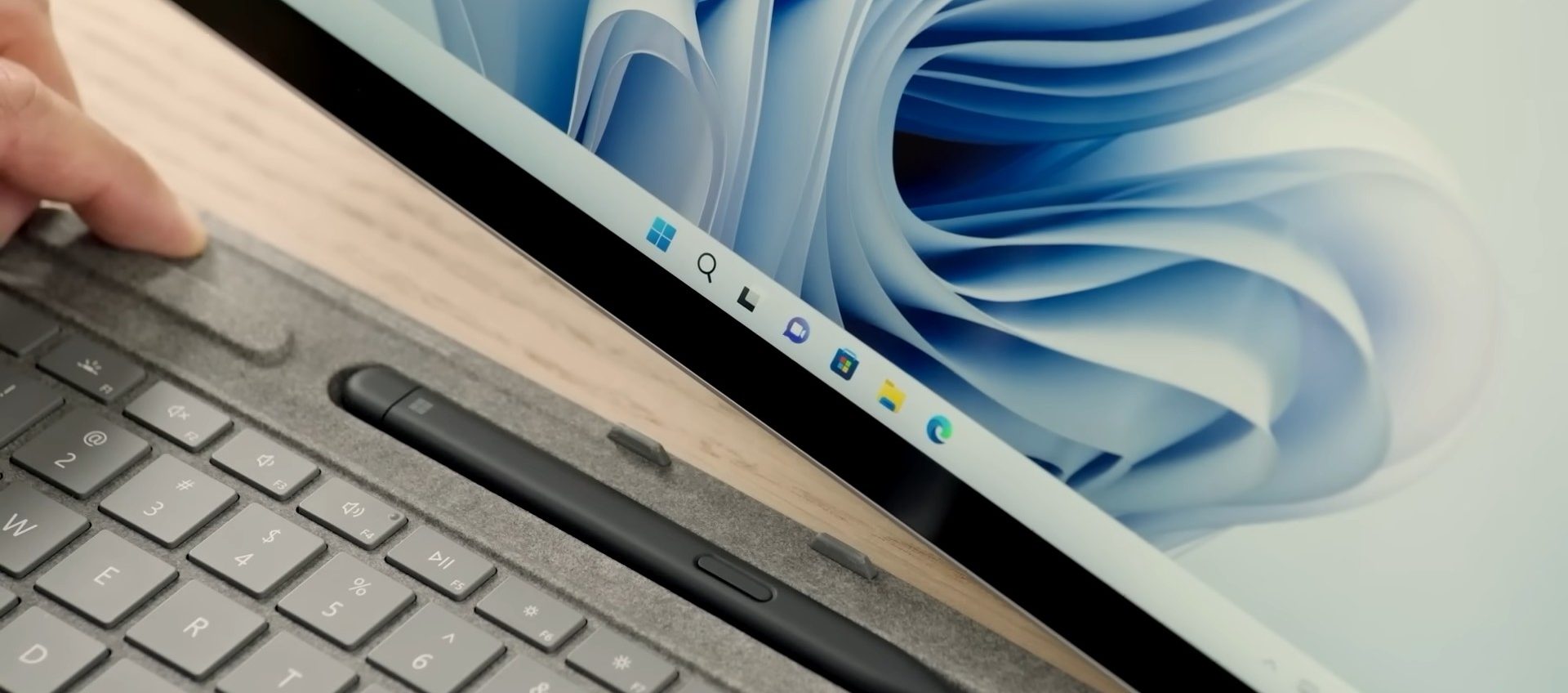 Microsoft sbircia in casa Apple: la taskbar fluttuante di macOS avvistata in Windows 11