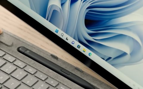 Microsoft sbircia in casa Apple: la taskbar fluttuante di macOS avvistata in Windows 11