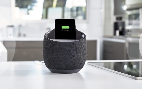 Belkin, smart speaker con caricabatterie wireless a METÀ PREZZO