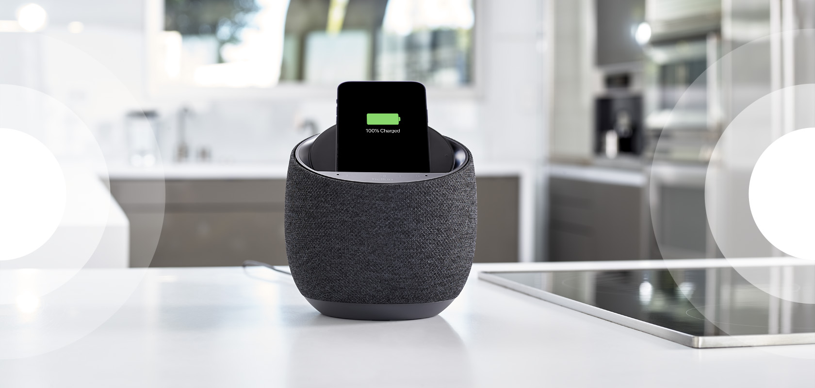 Belkin, smart speaker con caricabatterie wireless a METÀ PREZZO