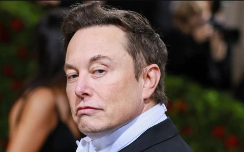 Elon Musk dichiara guerra ad Apple: cosa sta succedendo e perché