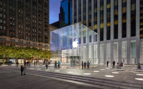 Apple Store 5th Avenue, PAZZESCO a New York: acquista 300 iPhone ma viene rapinato all'uscita