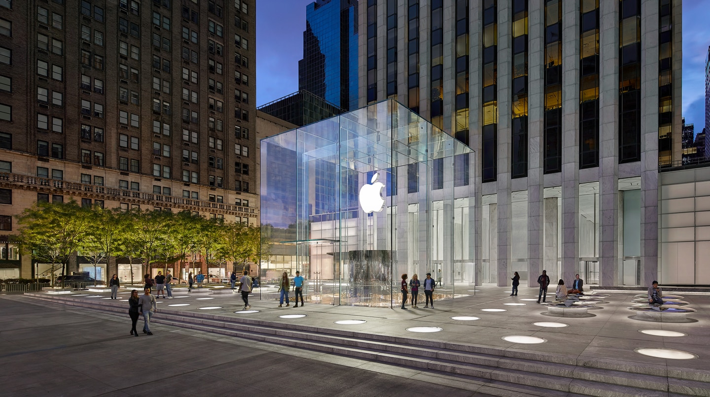 Apple Store 5th Avenue, PAZZESCO a New York: acquista 300 iPhone ma viene rapinato all'uscita