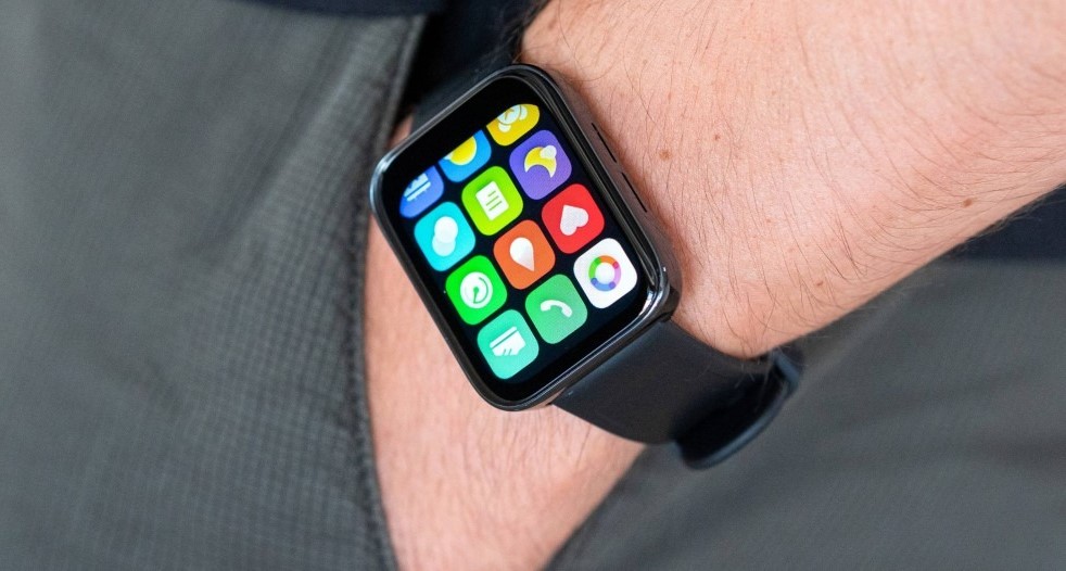 Sembra un Apple Watch ma costa NIENTE: lo smartwatch del momento con SCONTO FOLLE