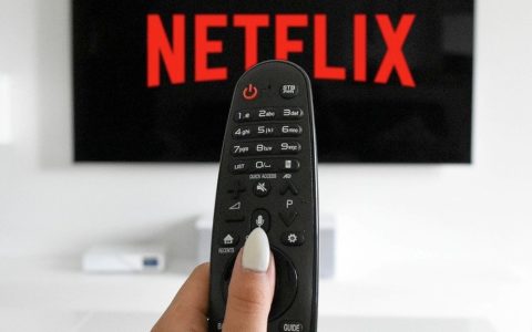 Netflix stringe i cordoni: addio alla condivisione di password fuori dal nucleo familiare