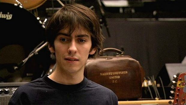 Dhani Harrison accenna a Rock Band 3