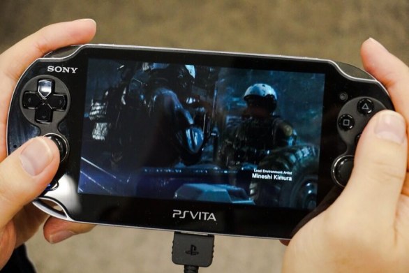 Metal Gear Solid V: Ground Zeroes - Kojima mostra immagini del gioco in Remote Play su PS Vita